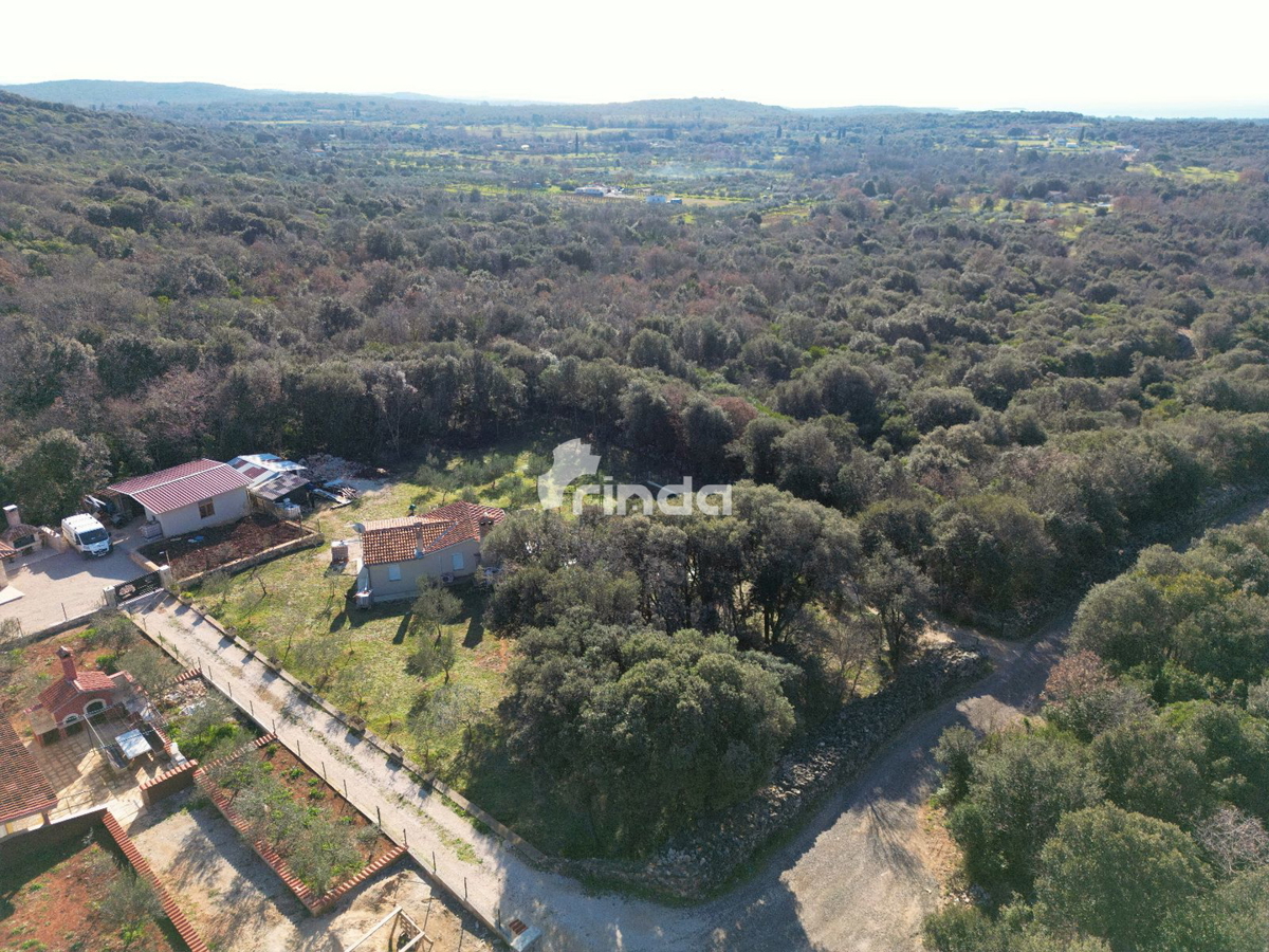 Exclusive – surroundings of Rovinj - house on a large plot (70m2 + 2800m2)