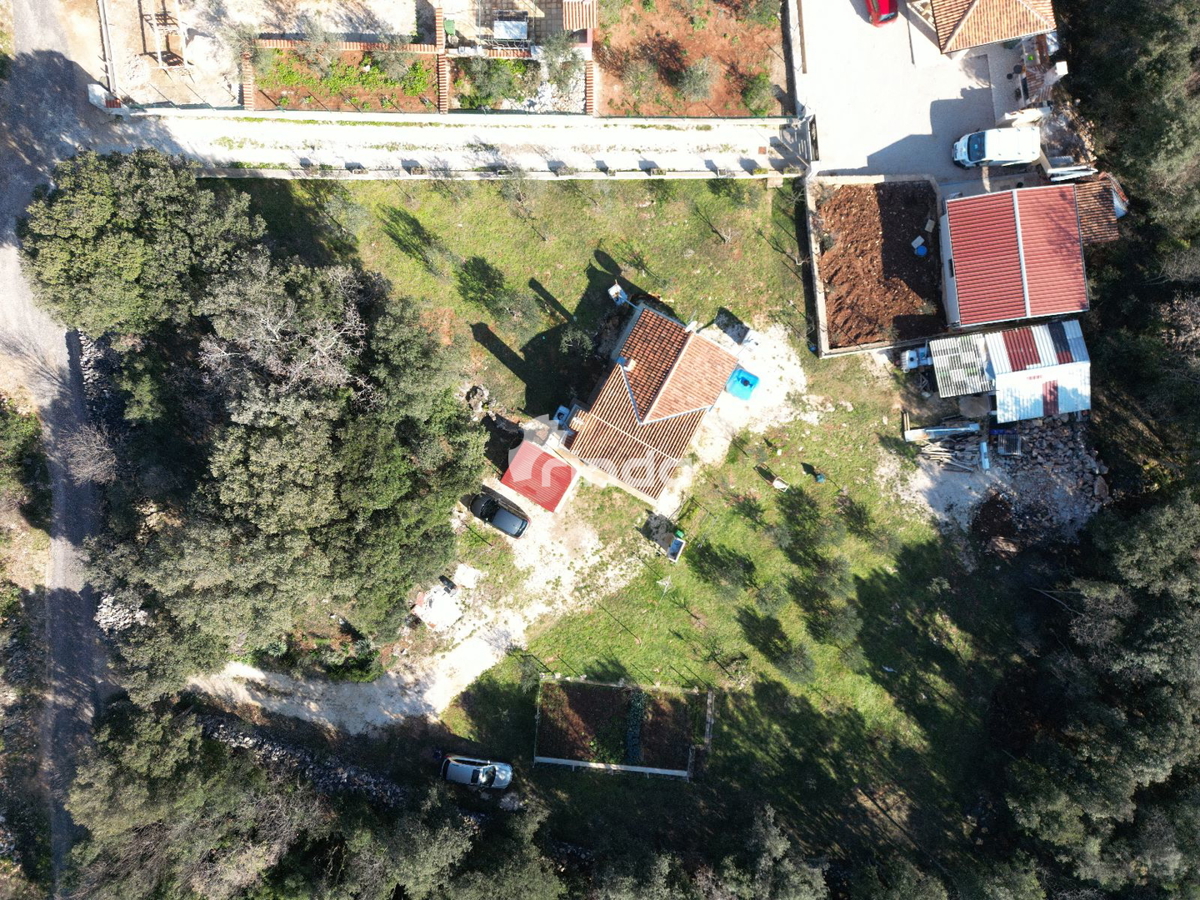 Exclusive – surroundings of Rovinj - house on a large plot (70m2 + 2800m2)