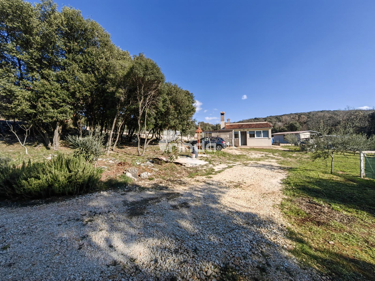 Exclusive – surroundings of Rovinj - house on a large plot (70m2 + 2800m2)