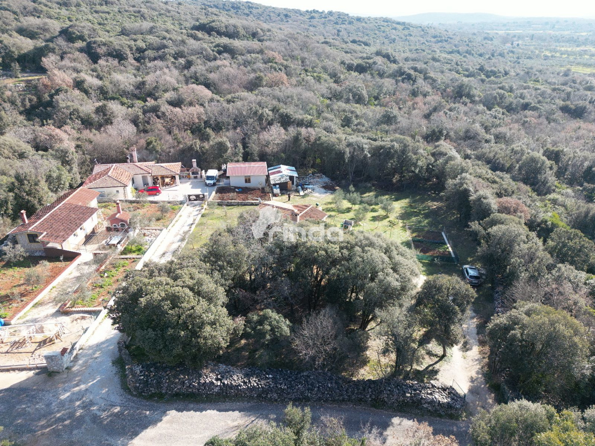 Exclusive – surroundings of Rovinj - house on a large plot (70m2 + 2800m2)