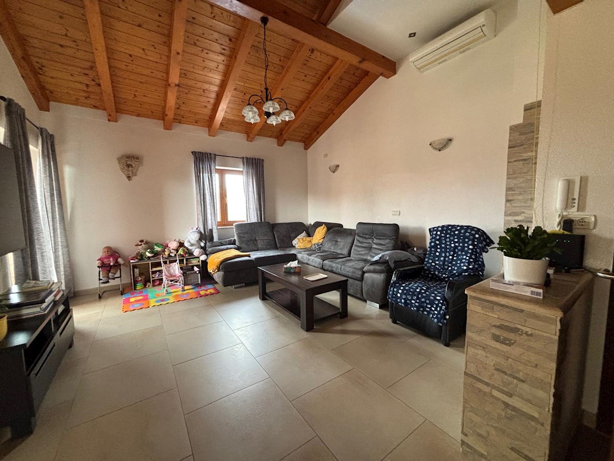 Istria, Parenzo – Ampia casa con 4 appartamenti e piscina, perfetta per vivere e come investimento