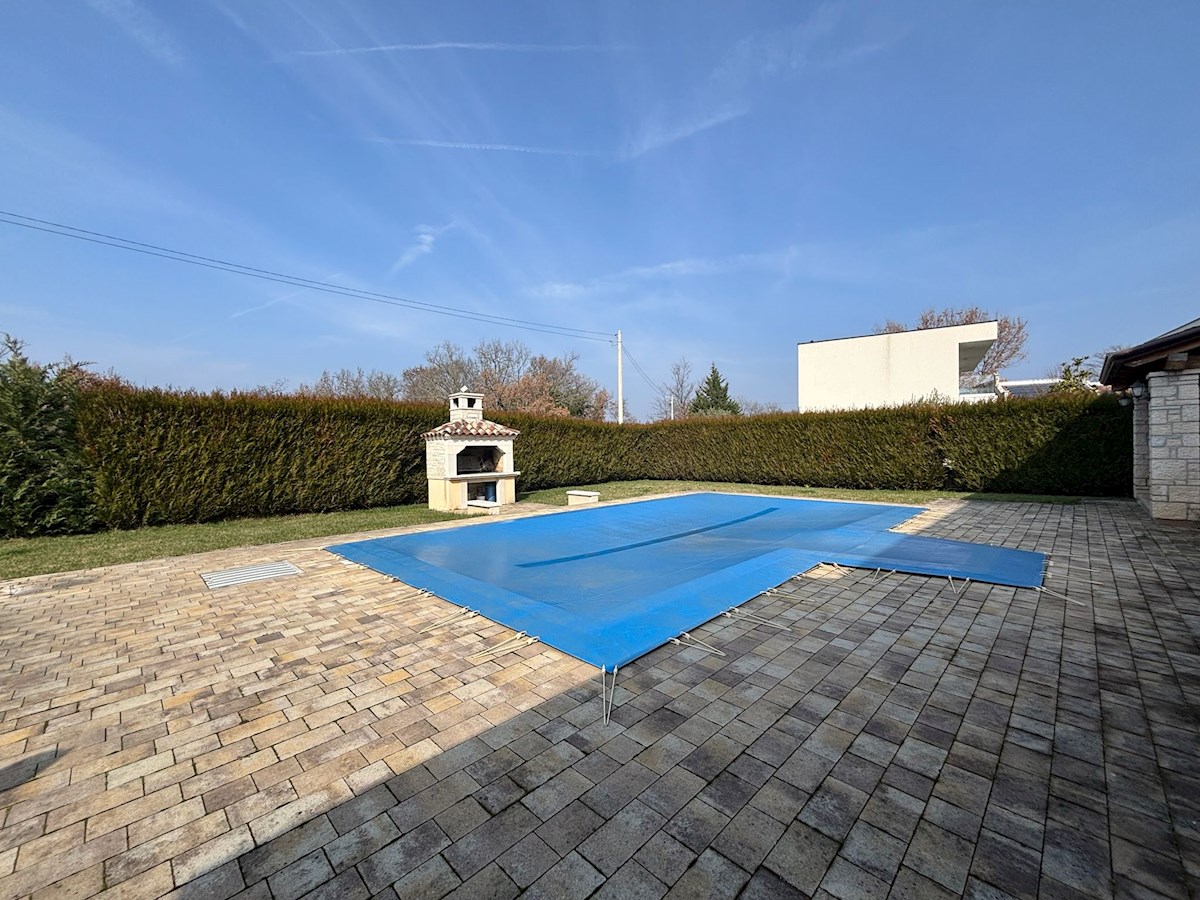 Istria, Parenzo – Ampia casa con 4 appartamenti e piscina, perfetta per vivere e come investimento