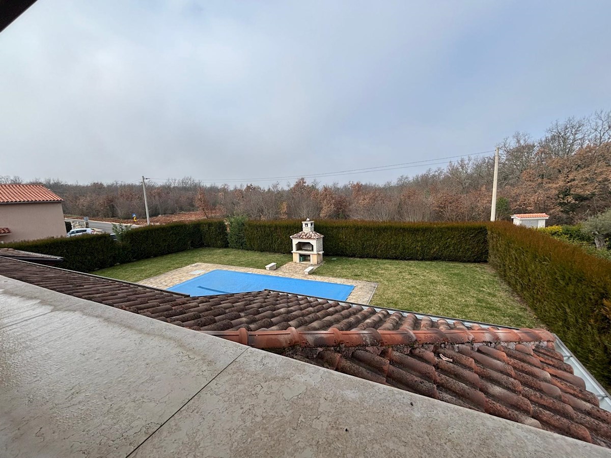 Istria, Parenzo – Ampia casa con 4 appartamenti e piscina, perfetta per vivere e come investimento