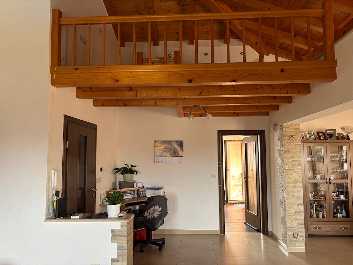 Istria, Parenzo – Ampia casa con 4 appartamenti e piscina, perfetta per vivere e come investimento