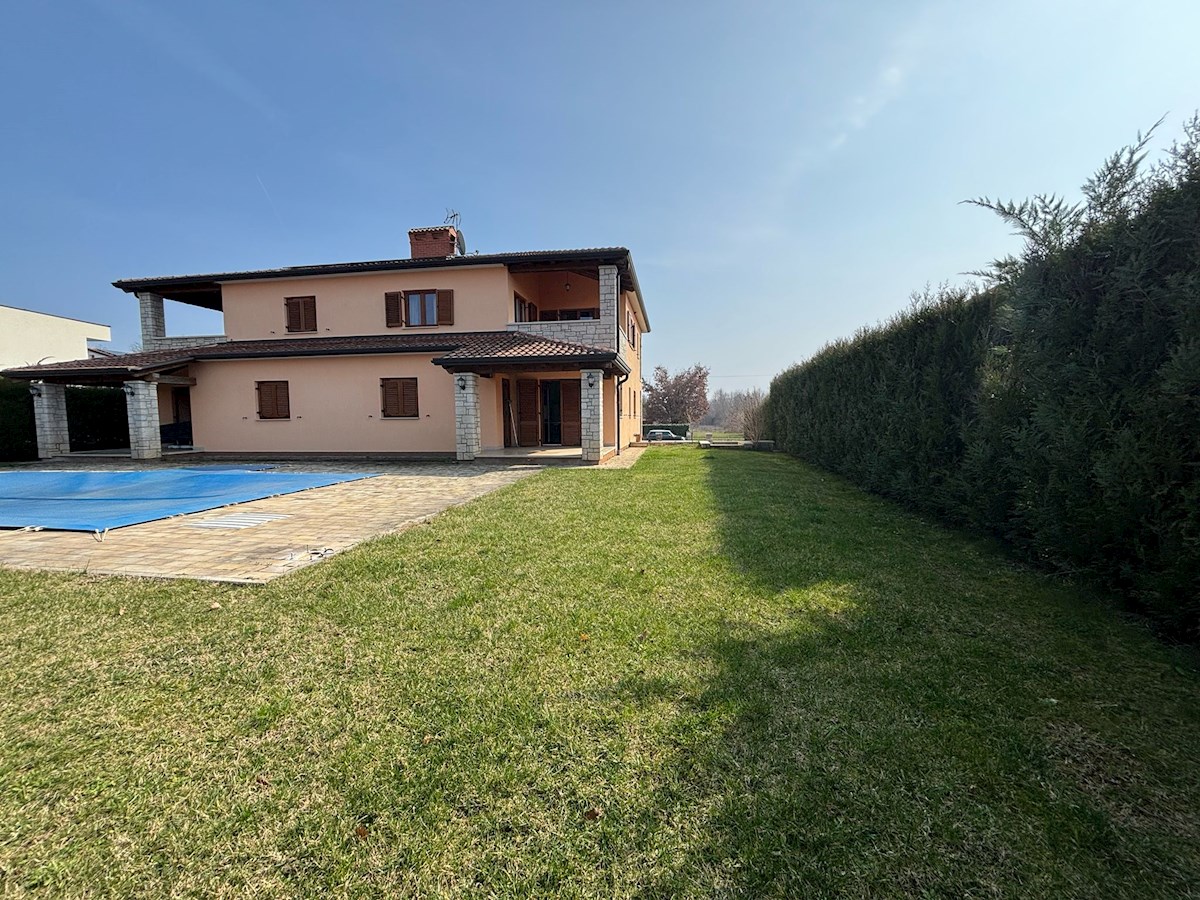 Istria, Parenzo – Ampia casa con 4 appartamenti e piscina, perfetta per vivere e come investimento