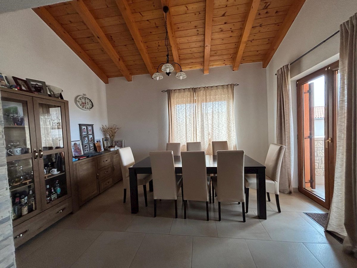 Istria, Parenzo – Ampia casa con 4 appartamenti e piscina, perfetta per vivere e come investimento