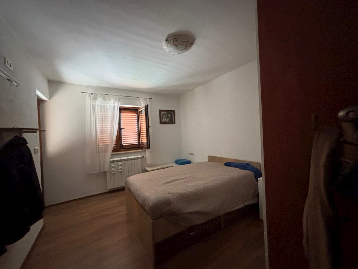 Istria, Parenzo – Ampia casa con 4 appartamenti e piscina, perfetta per vivere e come investimento