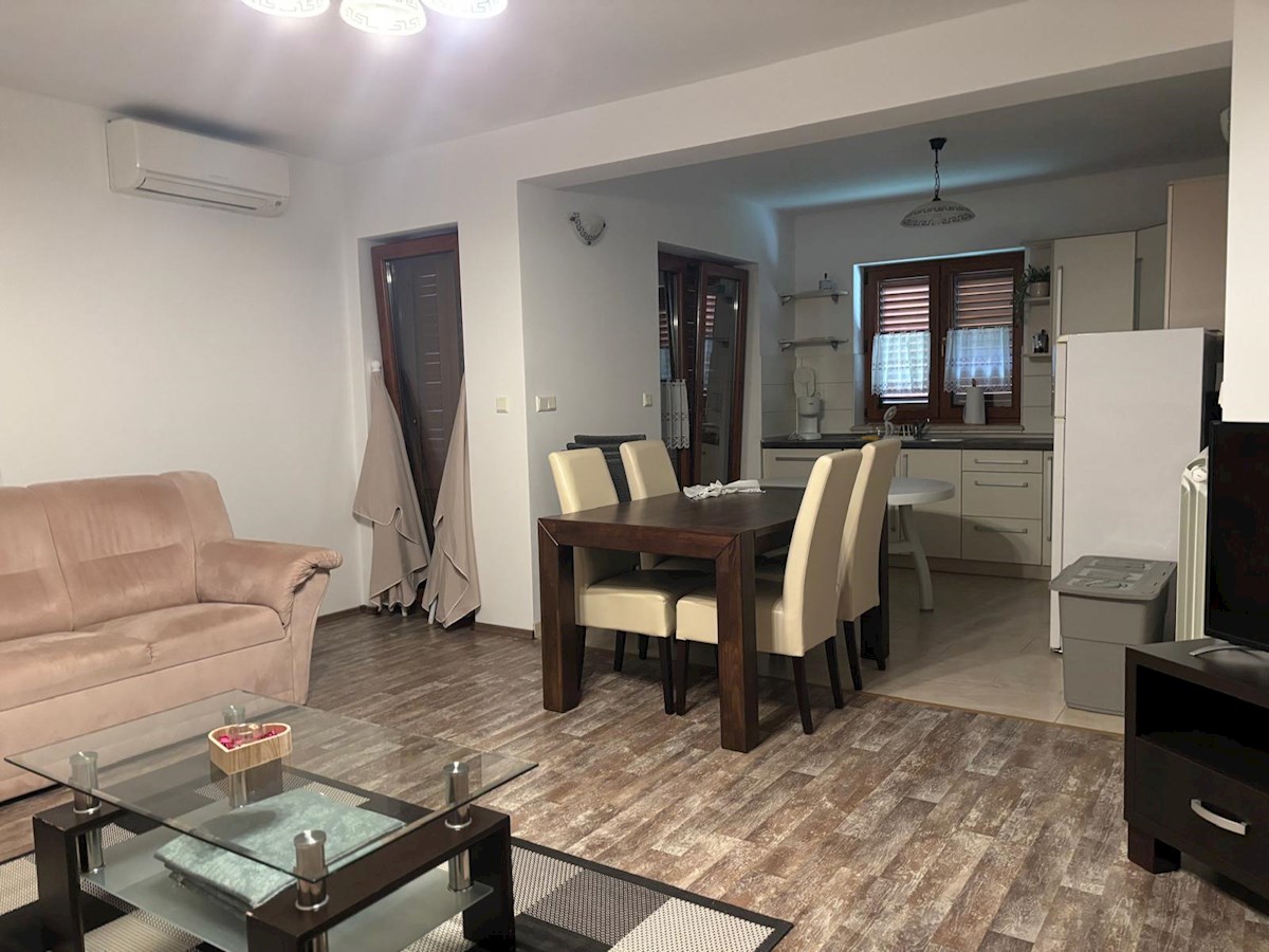 Istria, Parenzo – Ampia casa con 4 appartamenti e piscina, perfetta per vivere e come investimento