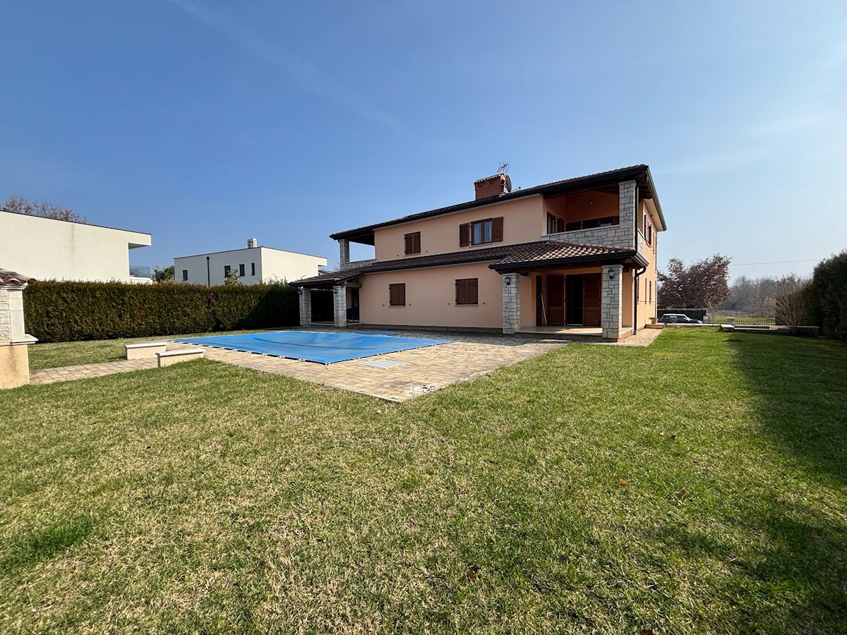 Istria, Parenzo – Ampia casa con 4 appartamenti e piscina, perfetta per vivere e come investimento