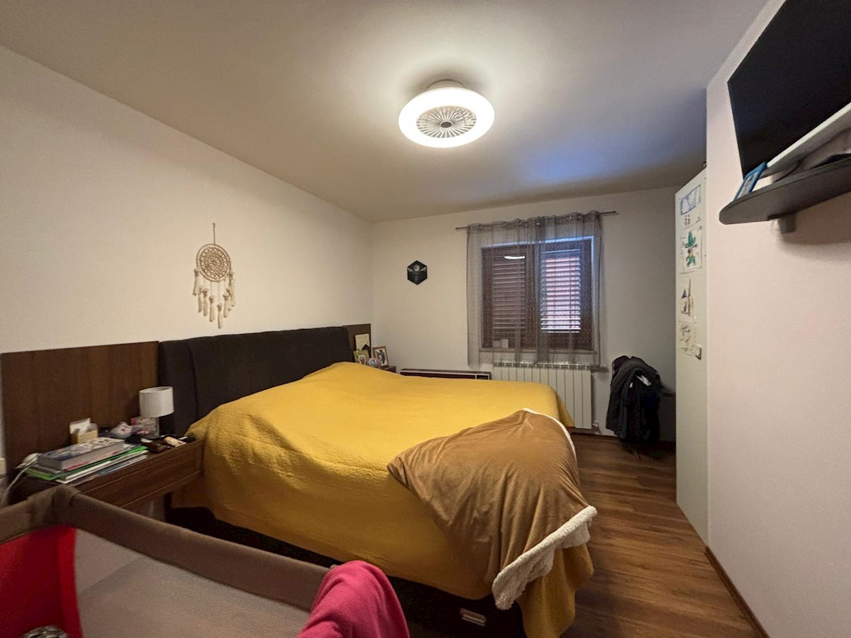 Istria, Parenzo – Ampia casa con 4 appartamenti e piscina, perfetta per vivere e come investimento