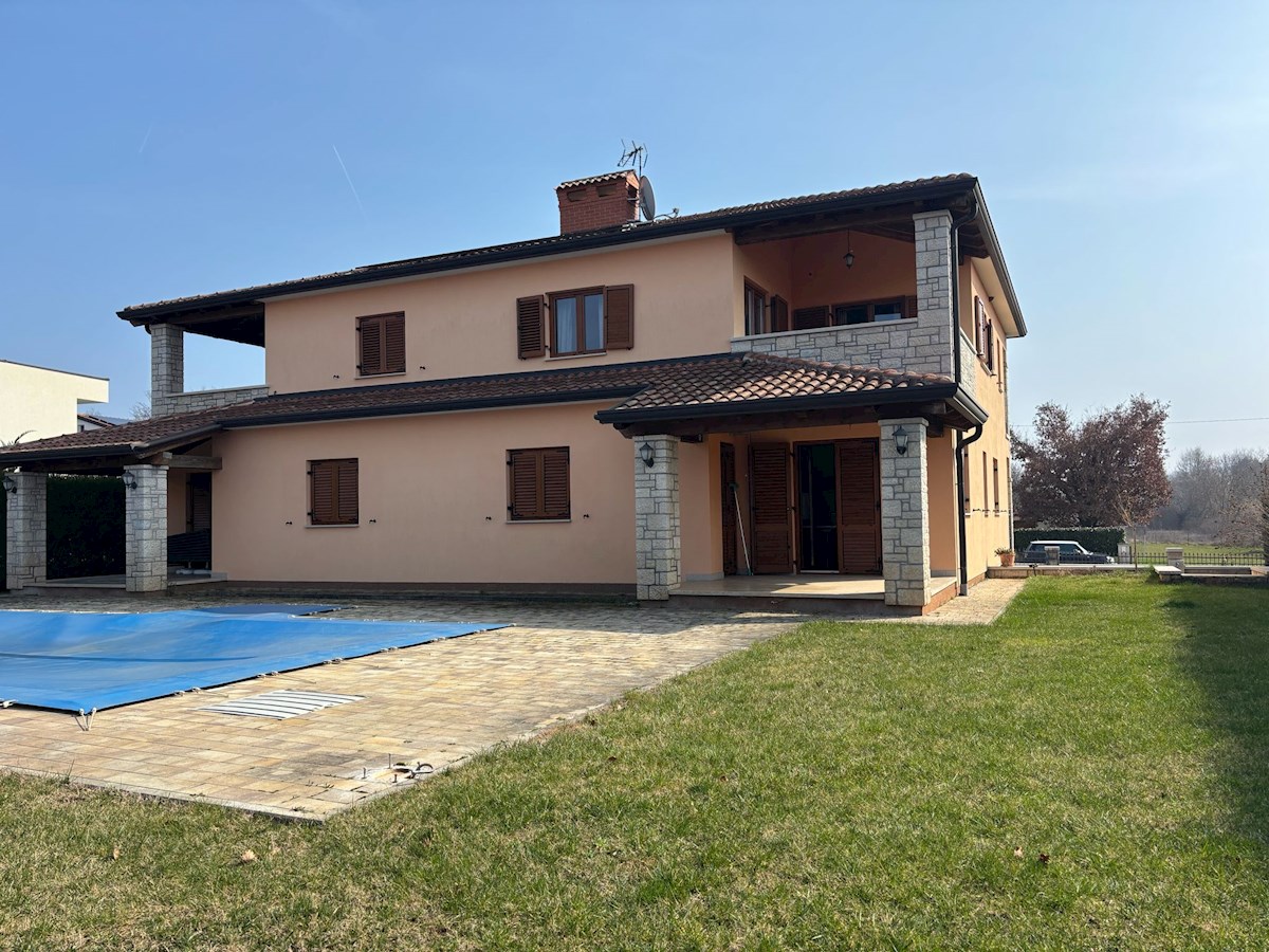Istria, Parenzo – Ampia casa con 4 appartamenti e piscina, perfetta per vivere e come investimento