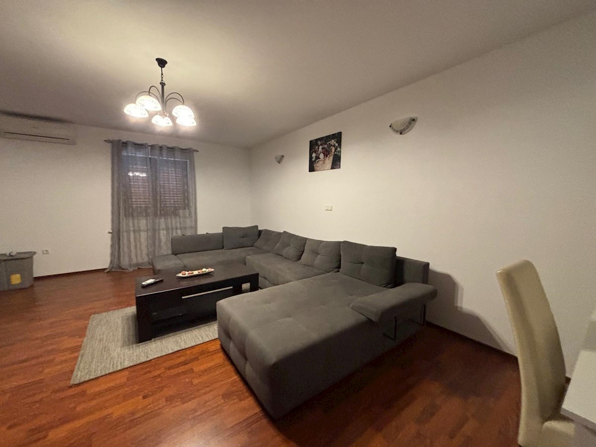 Istria, Parenzo – Ampia casa con 4 appartamenti e piscina, perfetta per vivere e come investimento