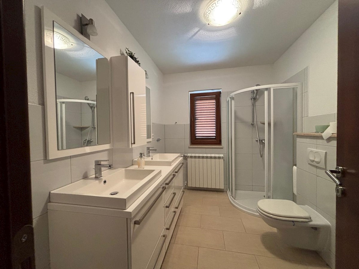 Istria, Parenzo – Ampia casa con 4 appartamenti e piscina, perfetta per vivere e come investimento