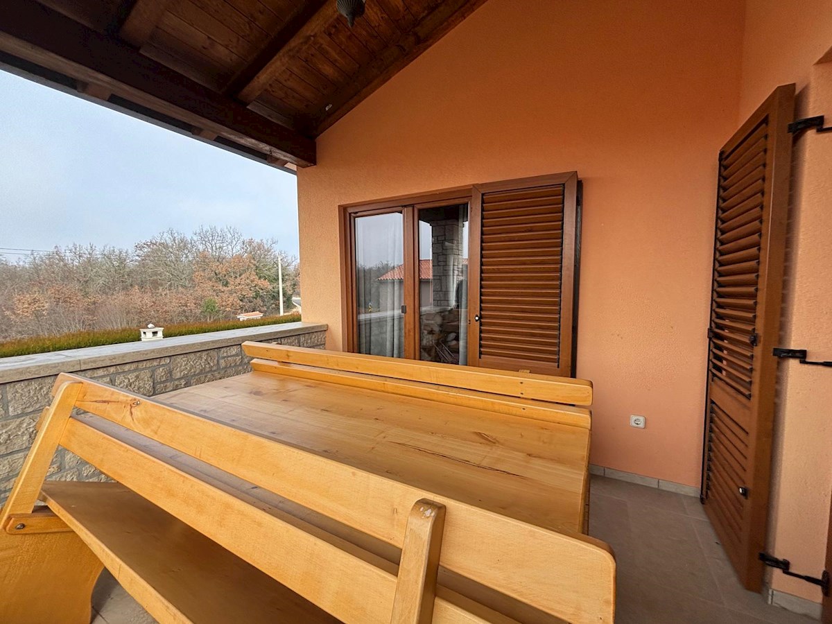 Istria, Parenzo – Ampia casa con 4 appartamenti e piscina, perfetta per vivere e come investimento