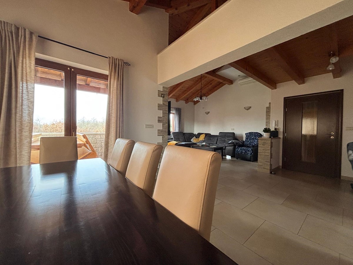 Istria, Parenzo – Ampia casa con 4 appartamenti e piscina, perfetta per vivere e come investimento