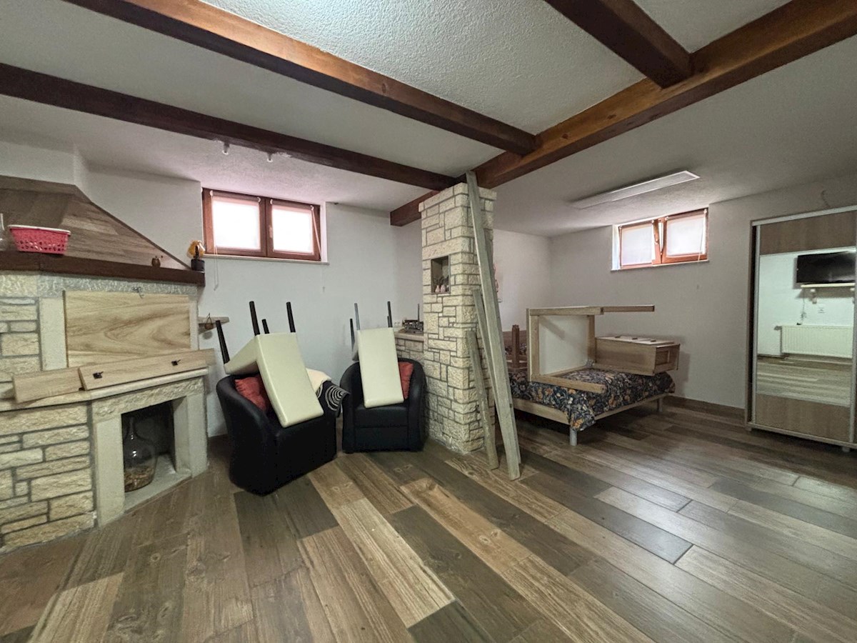 Istria, Parenzo – Ampia casa con 4 appartamenti e piscina, perfetta per vivere e come investimento