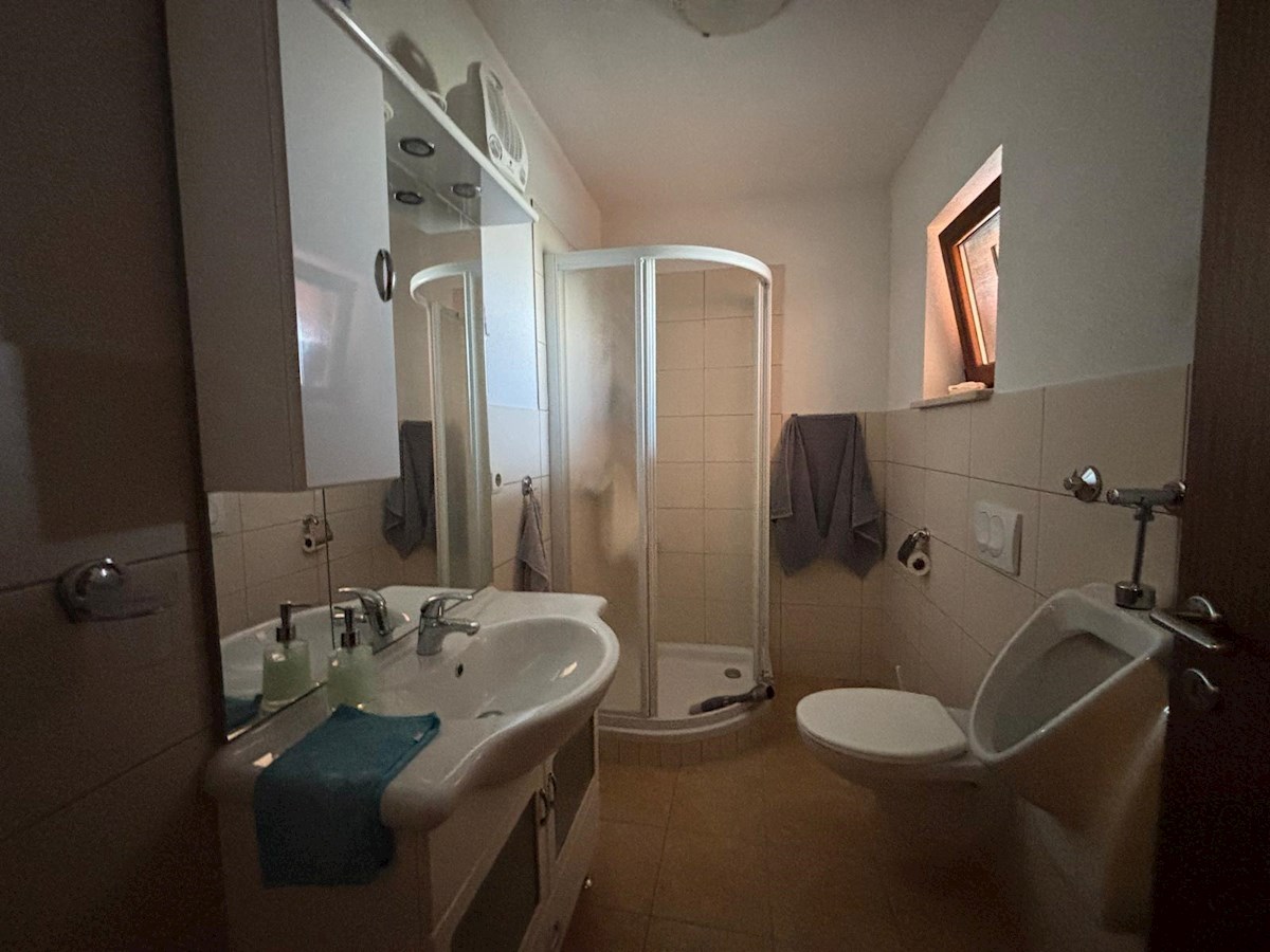 Istria, Parenzo – Ampia casa con 4 appartamenti e piscina, perfetta per vivere e come investimento