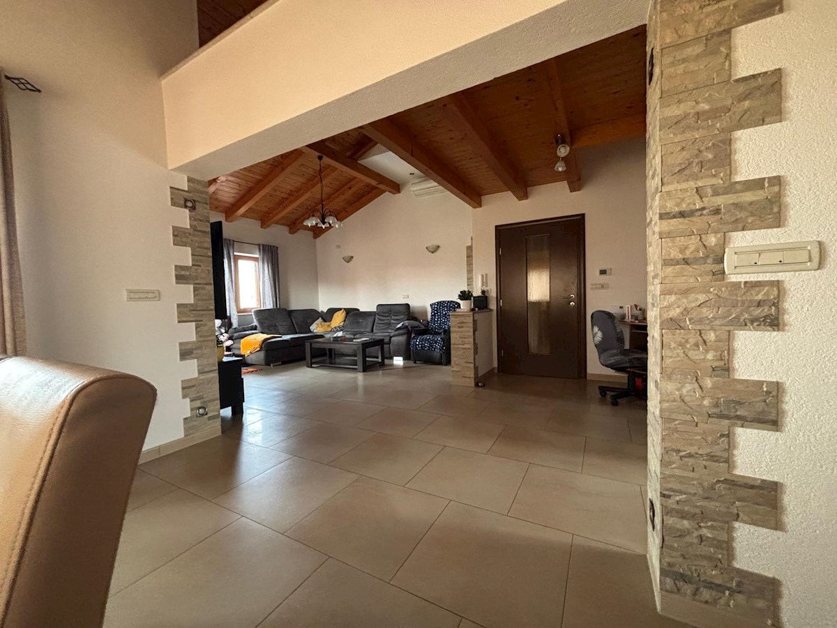 Istria, Parenzo – Ampia casa con 4 appartamenti e piscina, perfetta per vivere e come investimento