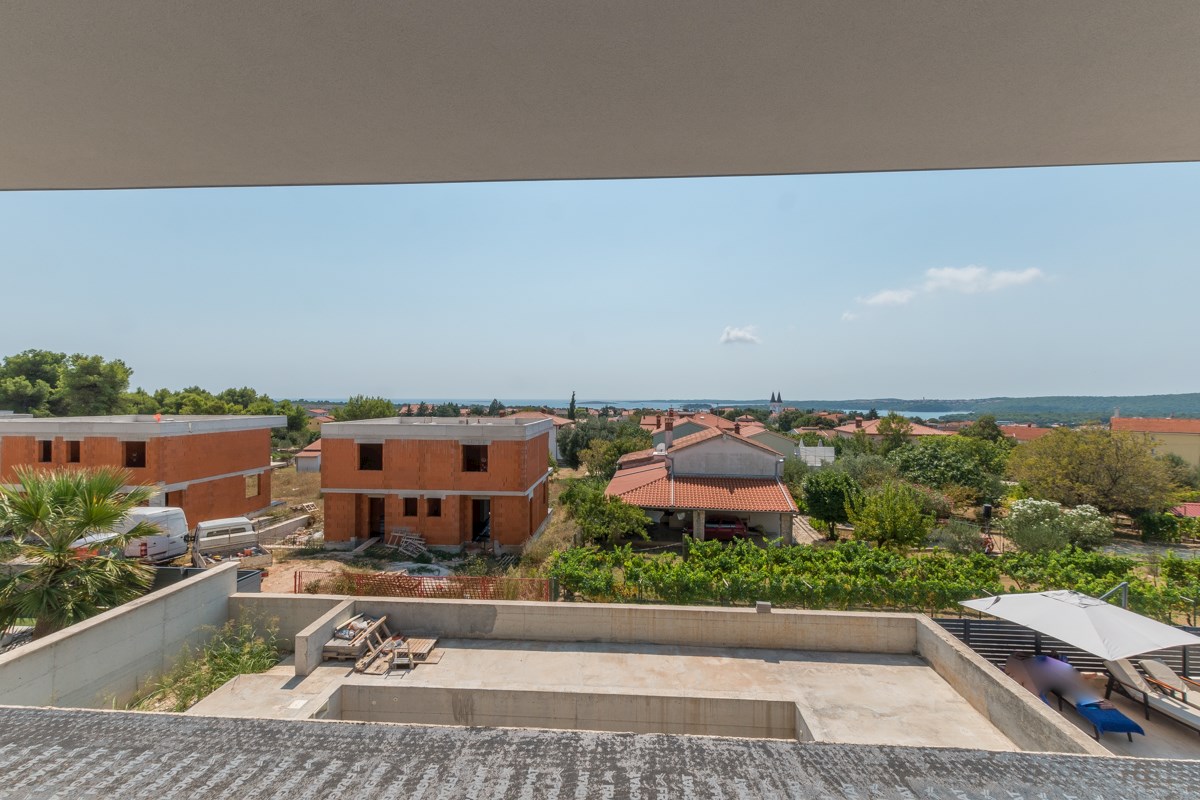Medolino, casa moderna con piscina e vista mare