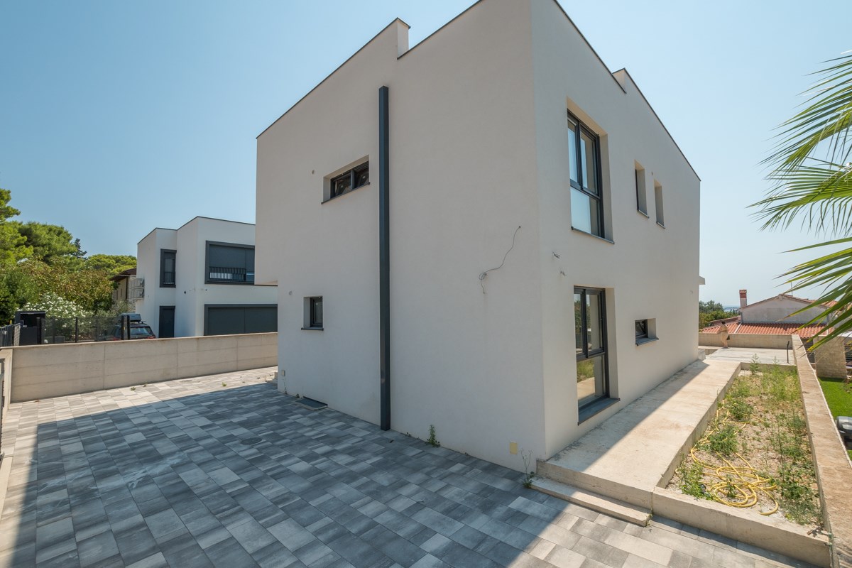 Medolino, casa moderna con piscina e vista mare