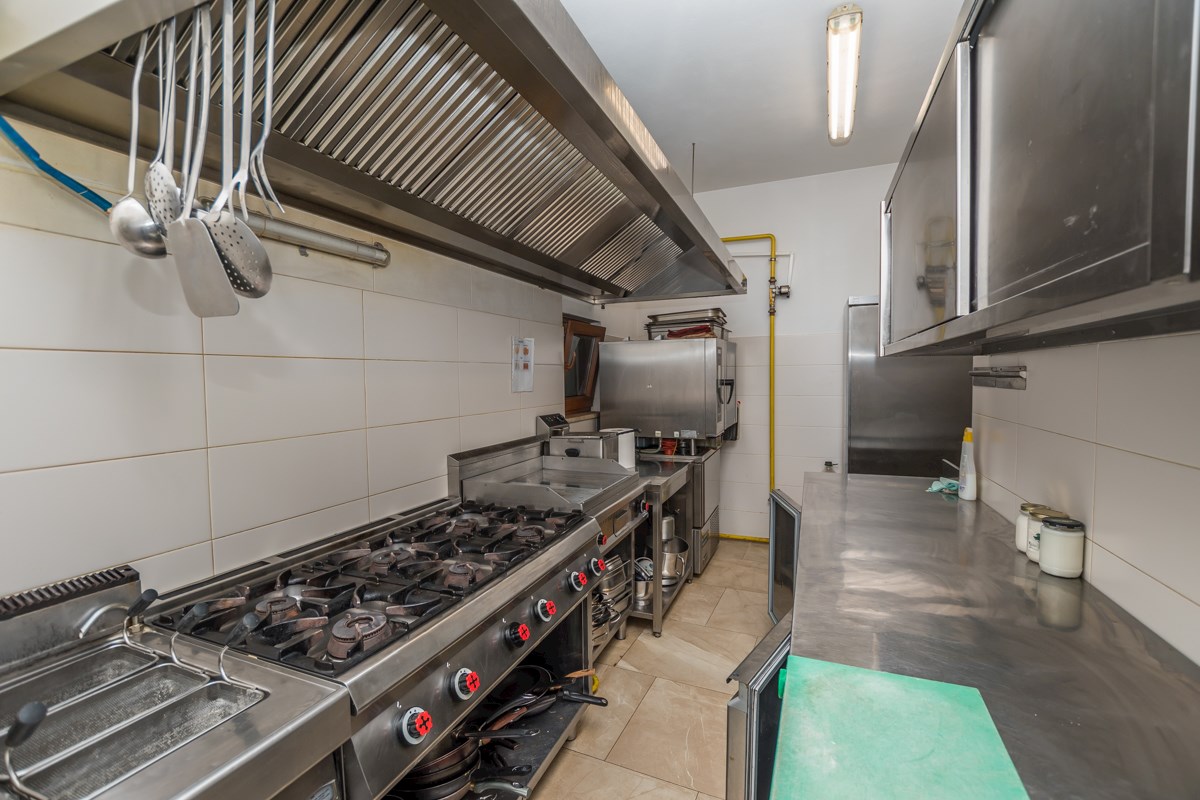 Istria, Parenzo, edificio commerciale nei dintorni di Parenzo