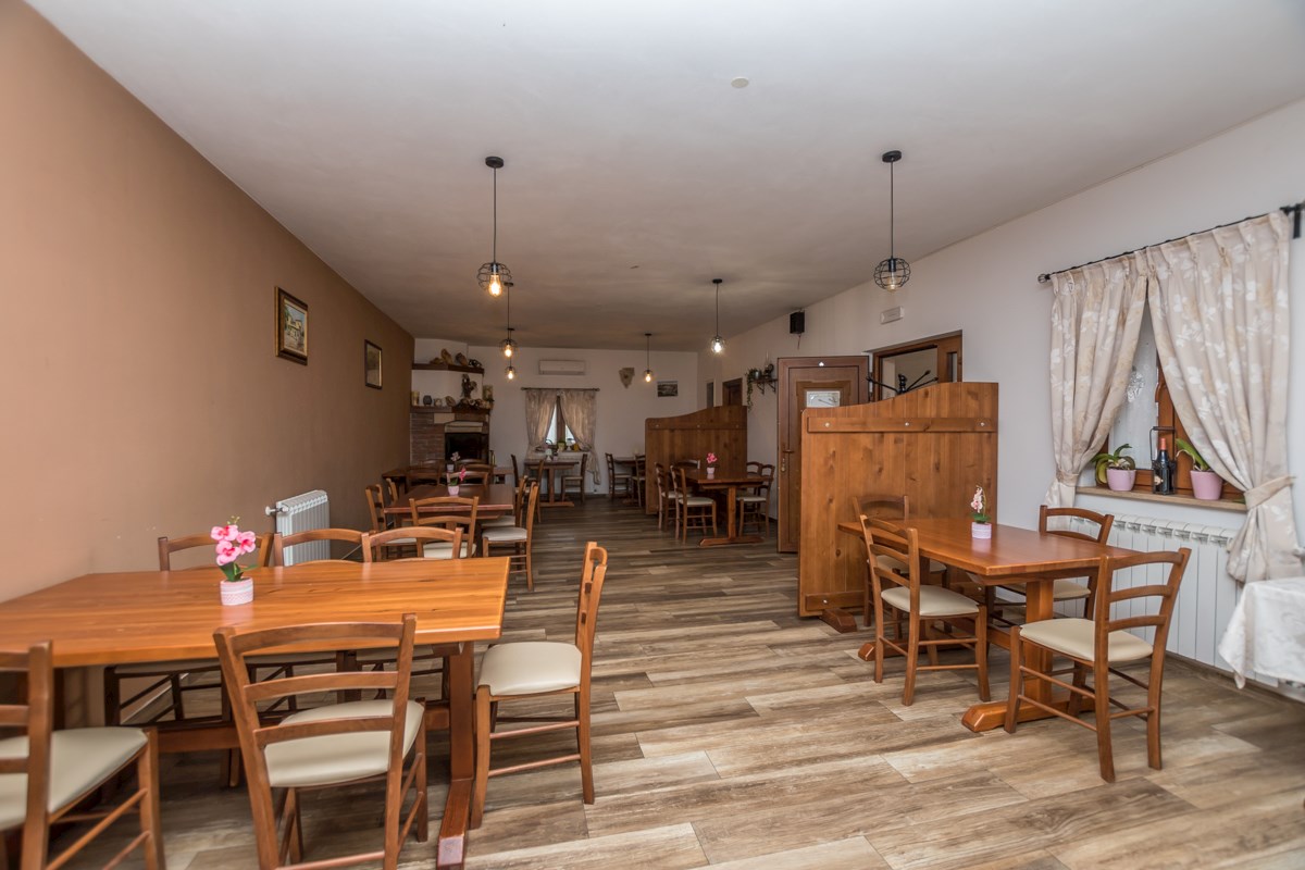 Istria, Parenzo, edificio commerciale nei dintorni di Parenzo