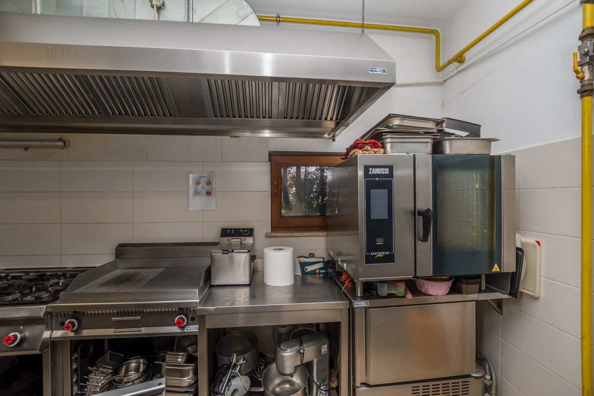 Istria, Parenzo, edificio commerciale nei dintorni di Parenzo