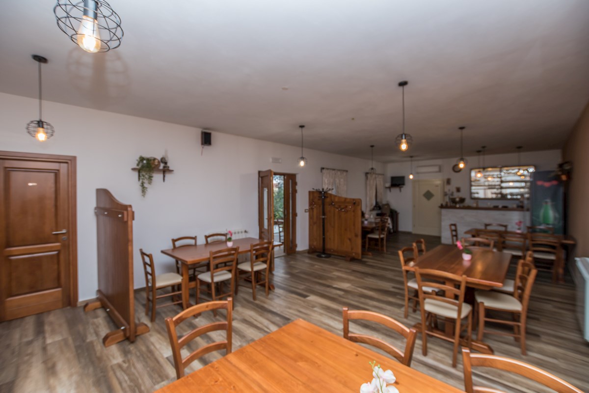 Istria, Parenzo, edificio commerciale nei dintorni di Parenzo