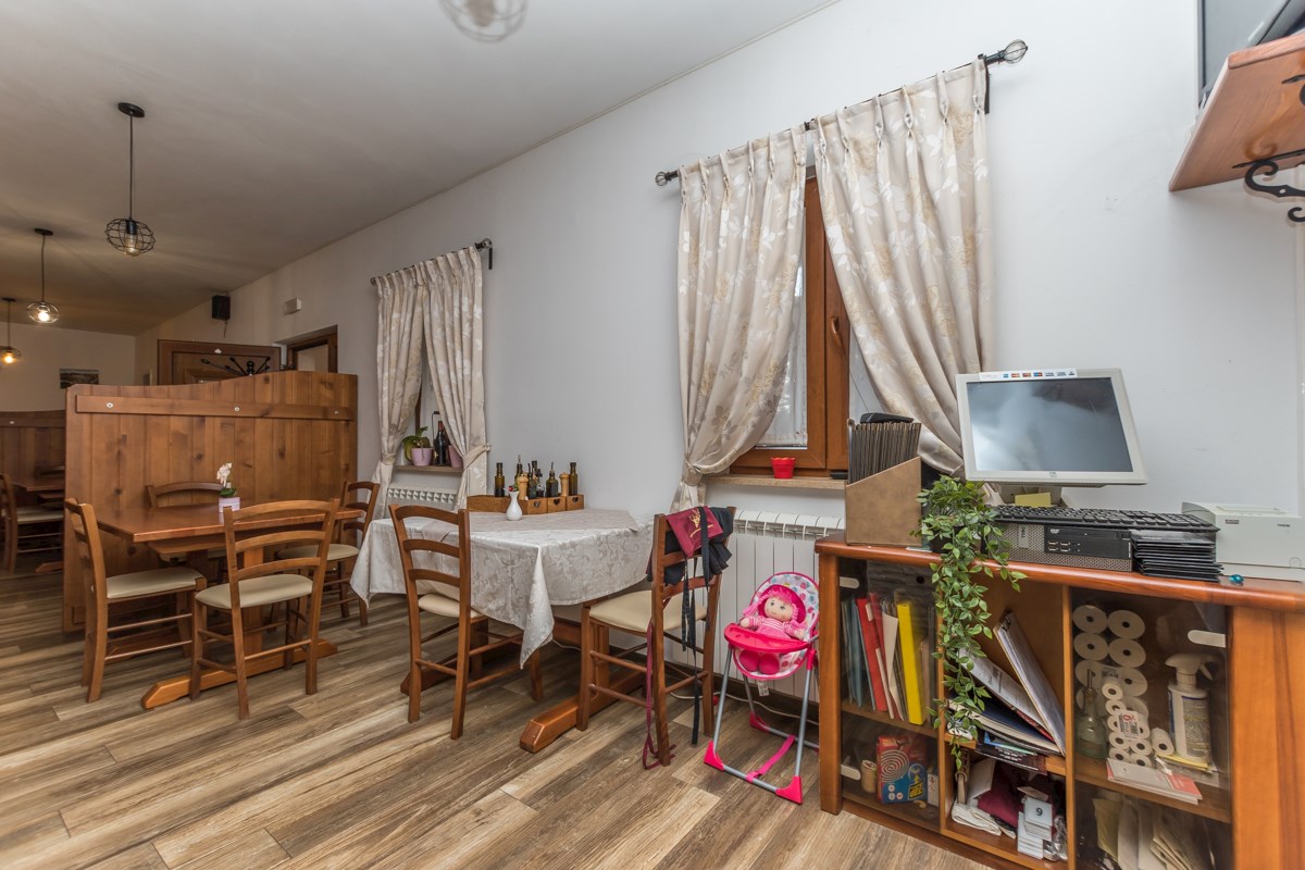 Istria, Parenzo, edificio commerciale nei dintorni di Parenzo