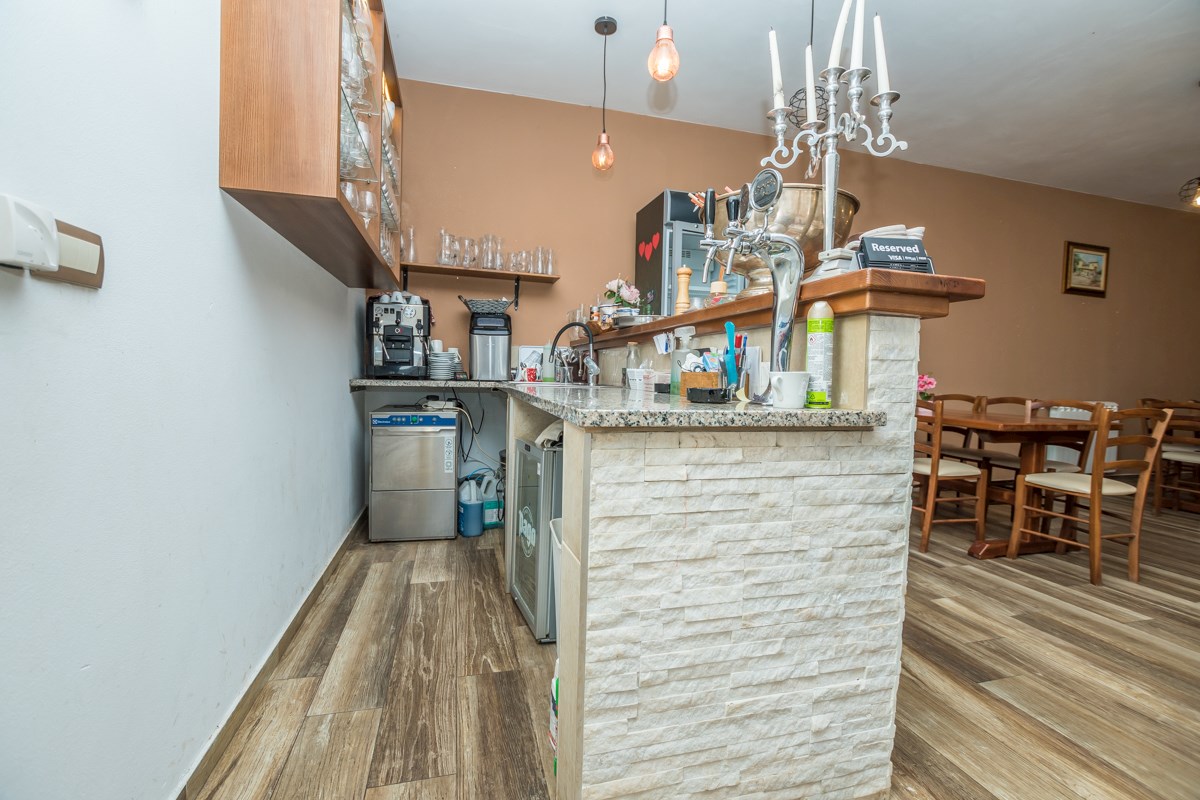 Istria, Parenzo, edificio commerciale nei dintorni di Parenzo