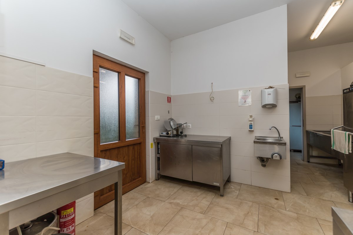 Istria, Parenzo, edificio commerciale nei dintorni di Parenzo