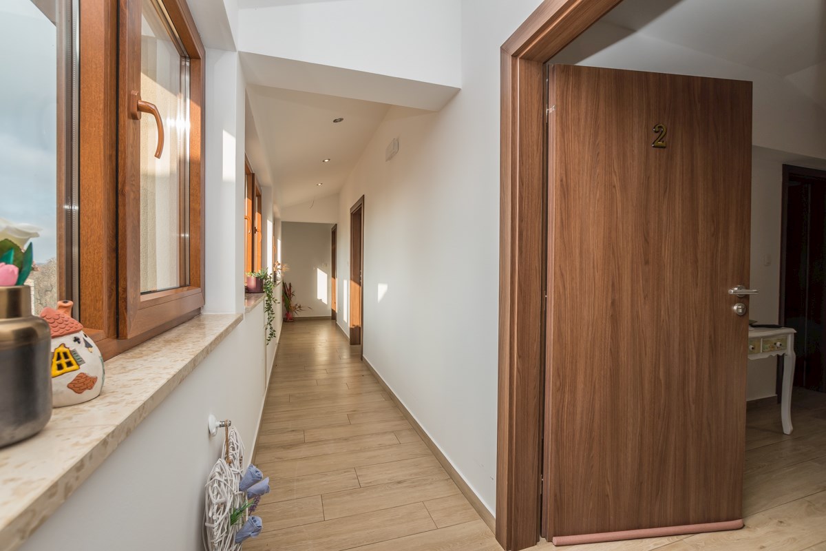 Istria, Parenzo, edificio commerciale nei dintorni di Parenzo