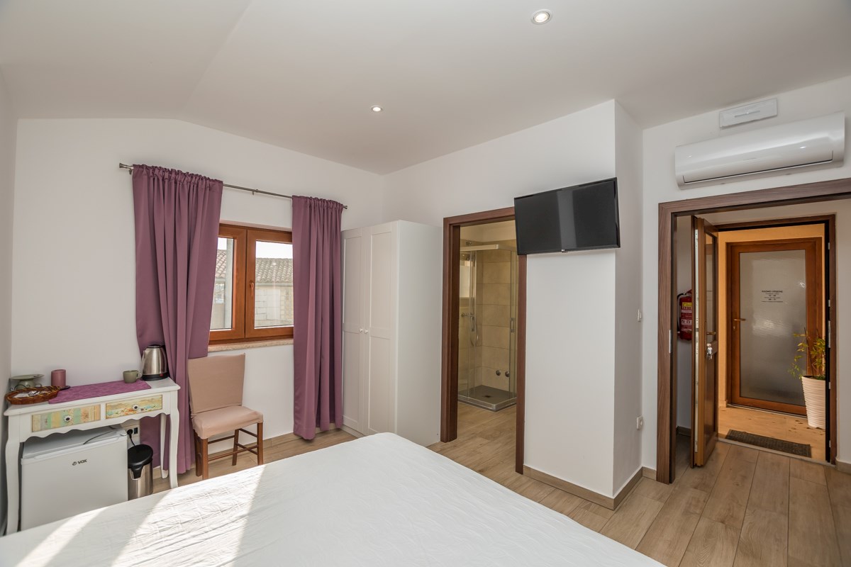 Istria, Parenzo, edificio commerciale nei dintorni di Parenzo