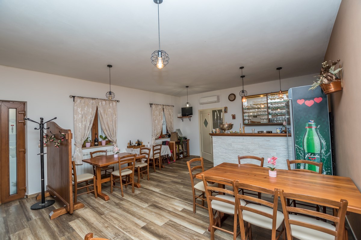 Istria, Parenzo, edificio commerciale nei dintorni di Parenzo