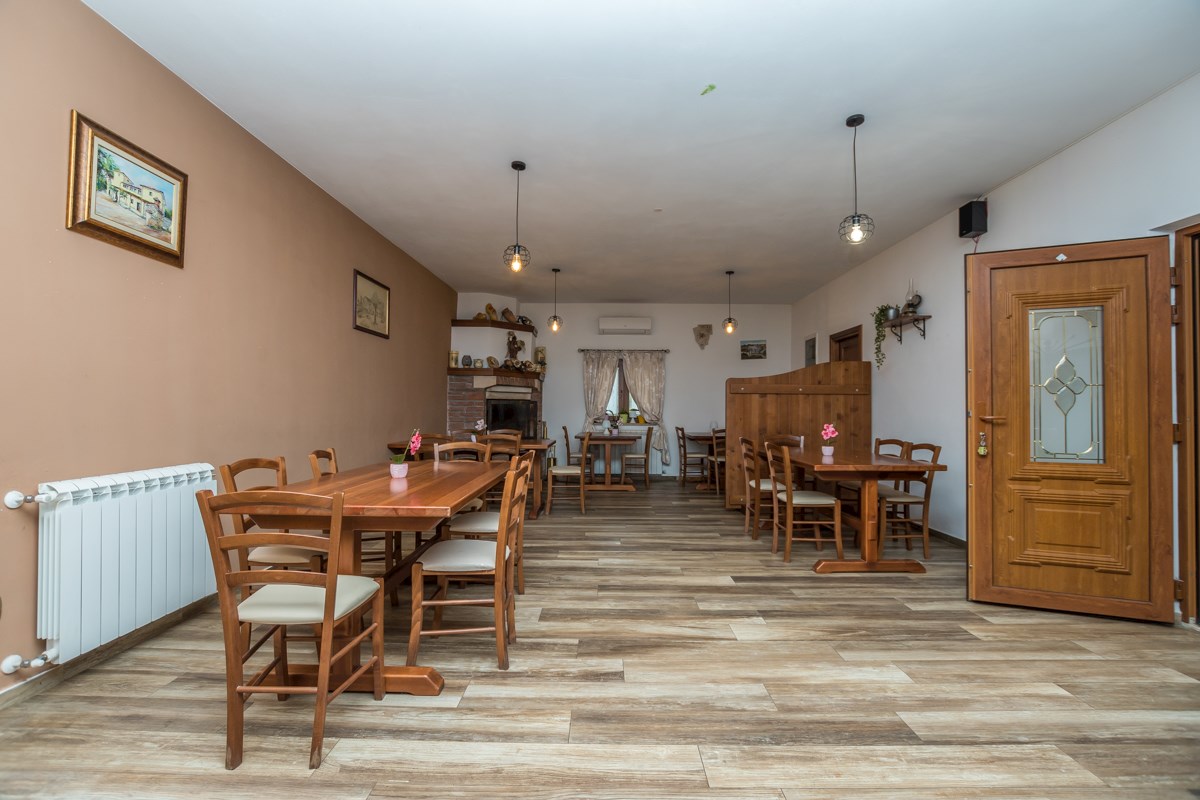 Istria, Parenzo, edificio commerciale nei dintorni di Parenzo