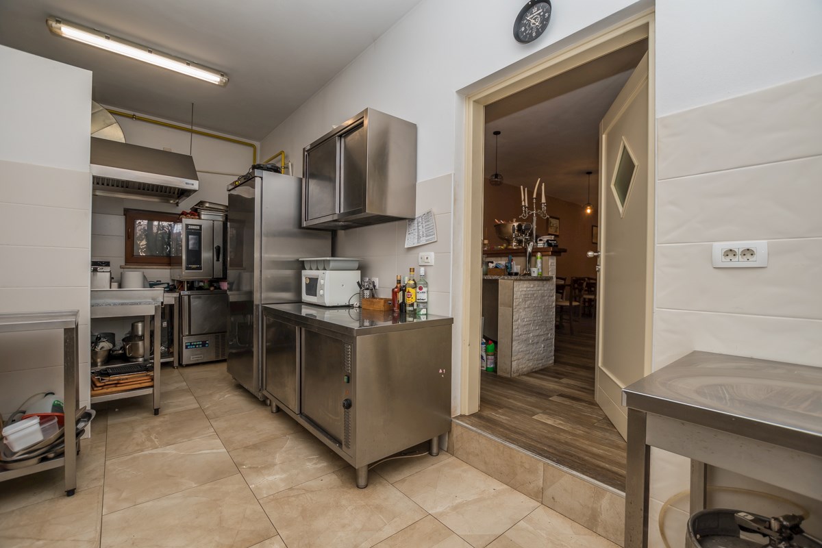 Istria, Parenzo, edificio commerciale nei dintorni di Parenzo