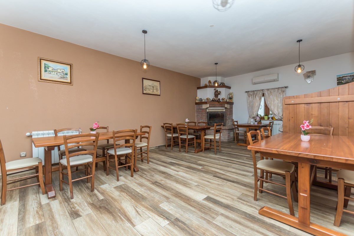 Istria, Parenzo, edificio commerciale nei dintorni di Parenzo