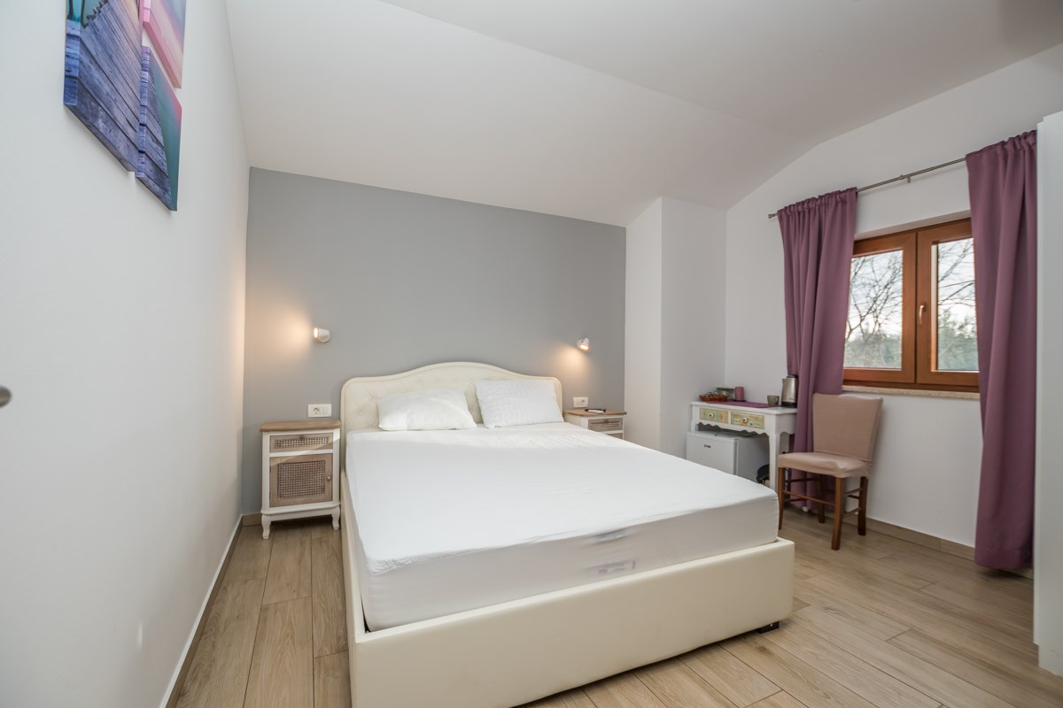 Istria, Parenzo, edificio commerciale nei dintorni di Parenzo