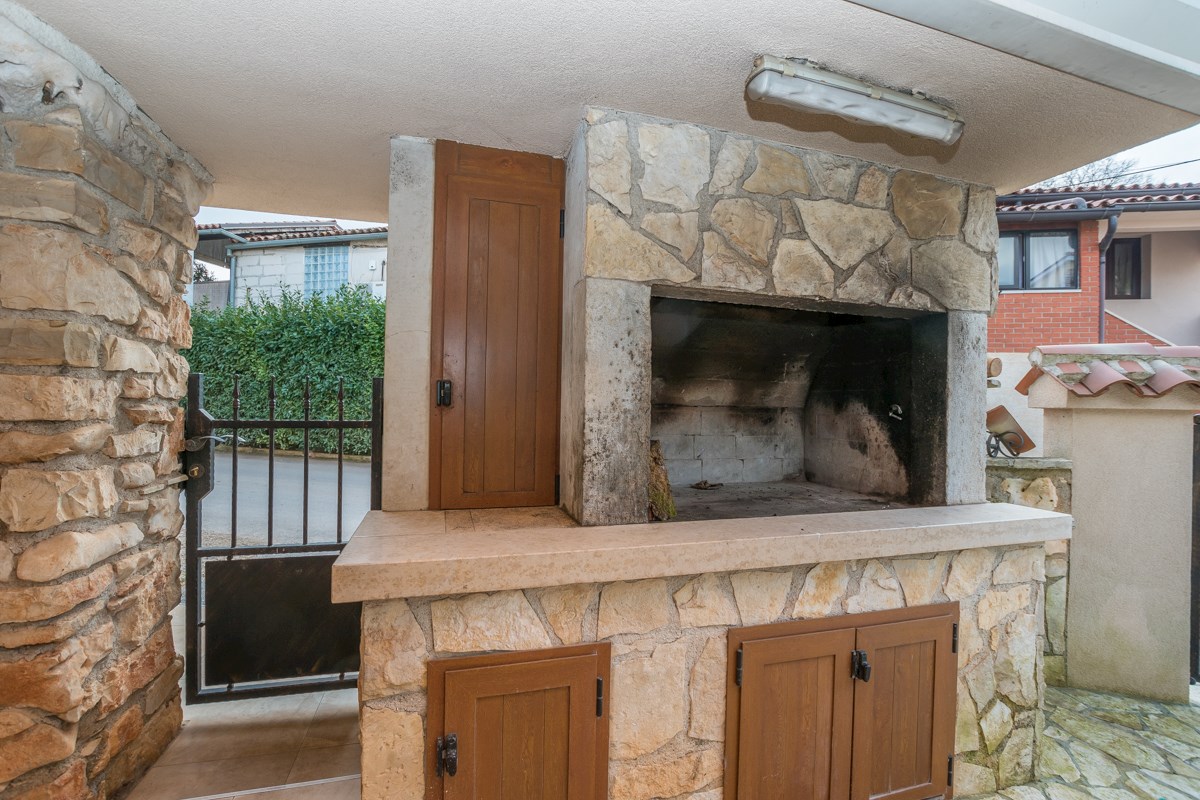 Istria, Parenzo, edificio commerciale nei dintorni di Parenzo