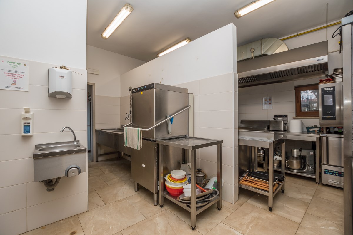 Istria, Parenzo, edificio commerciale nei dintorni di Parenzo