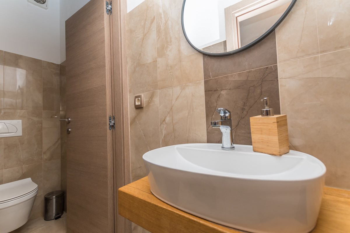 Istria, Parenzo, edificio commerciale nei dintorni di Parenzo