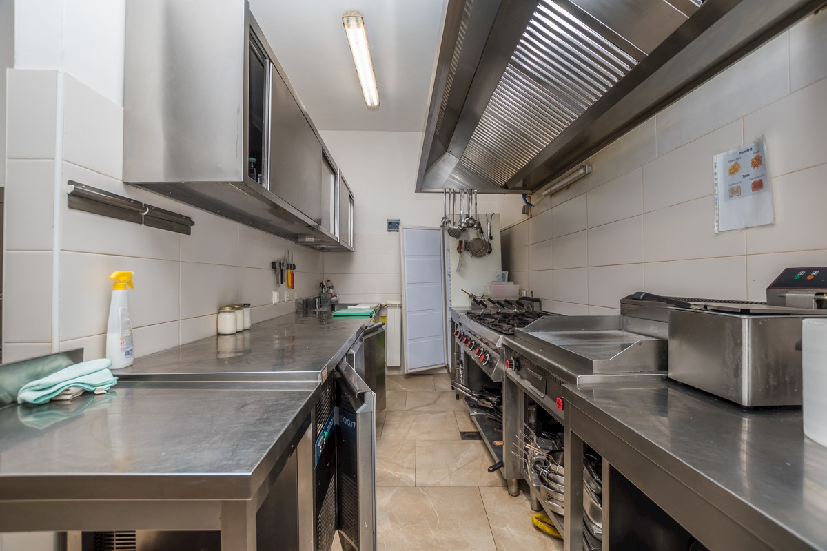 Istria, Parenzo, edificio commerciale nei dintorni di Parenzo