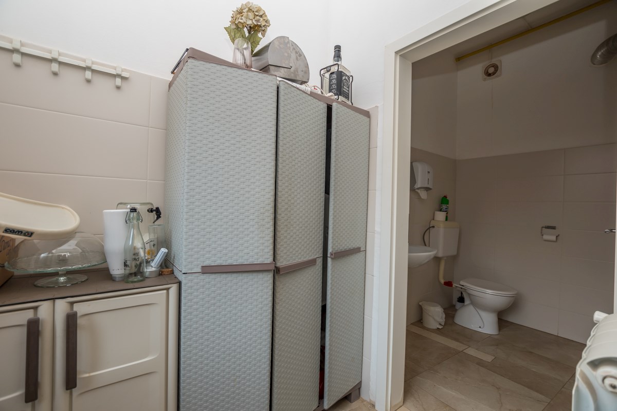 Istria, Parenzo, edificio commerciale nei dintorni di Parenzo