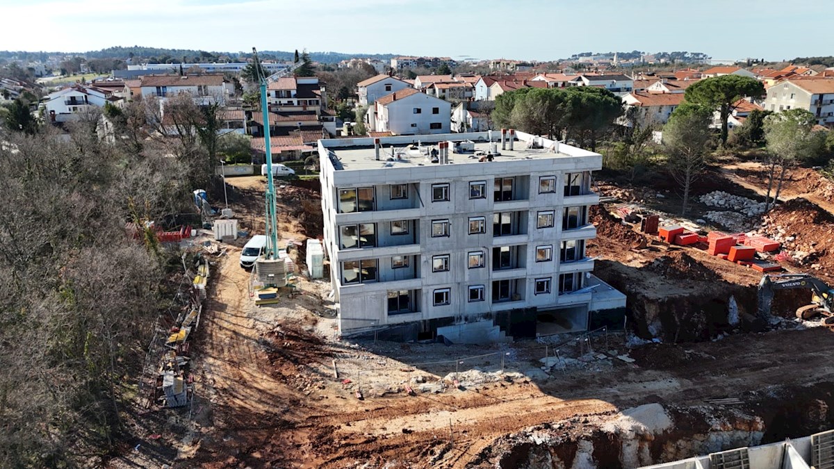 Istria, Parenzo – Appartamento al primo piano in una nuova costruzione di qualità vicino al mare