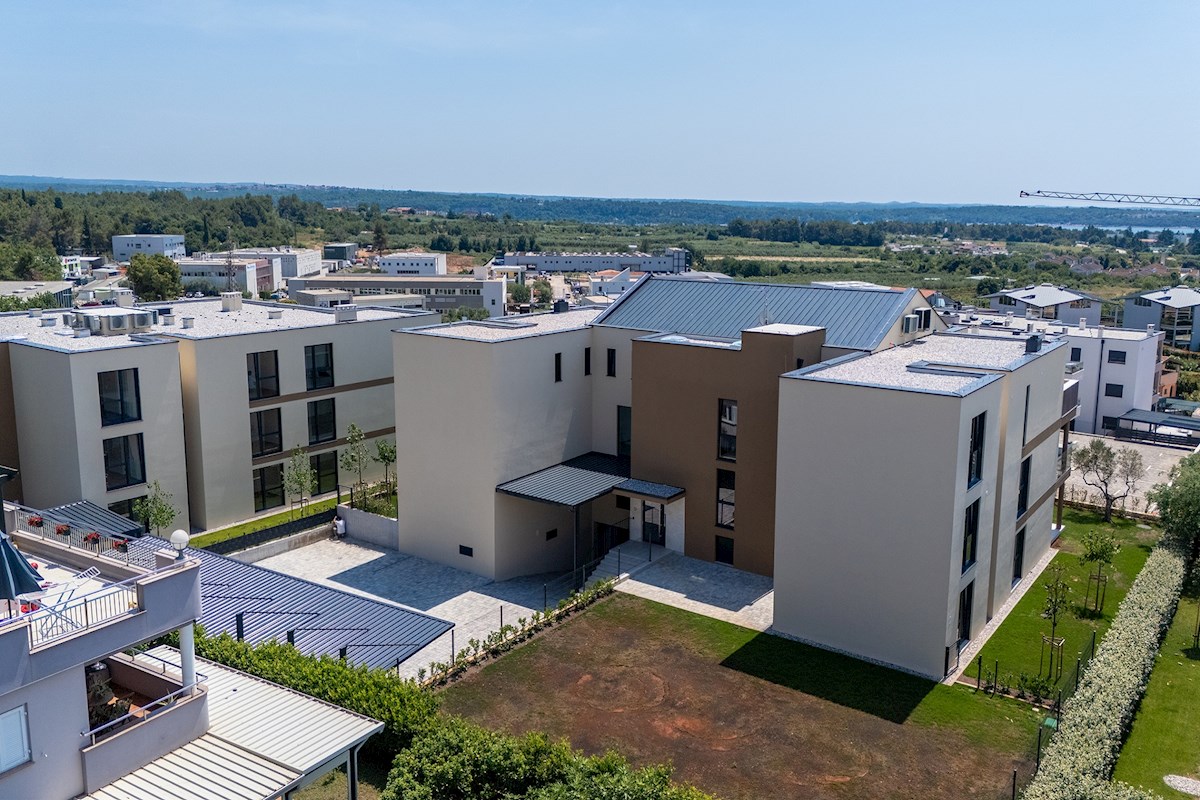 NOVIGRAD – Appartamento di lusso al piano terra con grande giardino privato