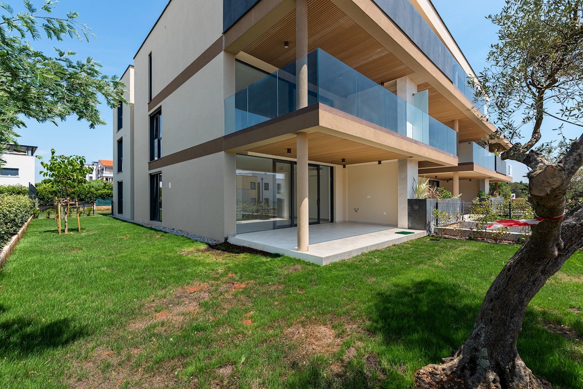 NOVIGRAD – Appartamento di lusso al piano terra con grande giardino privato