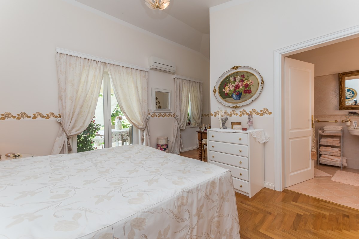 Parenzo, una villa mediterranea con vista panoramica sul mare