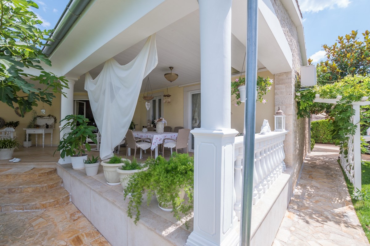 Parenzo, una villa mediterranea con vista panoramica sul mare