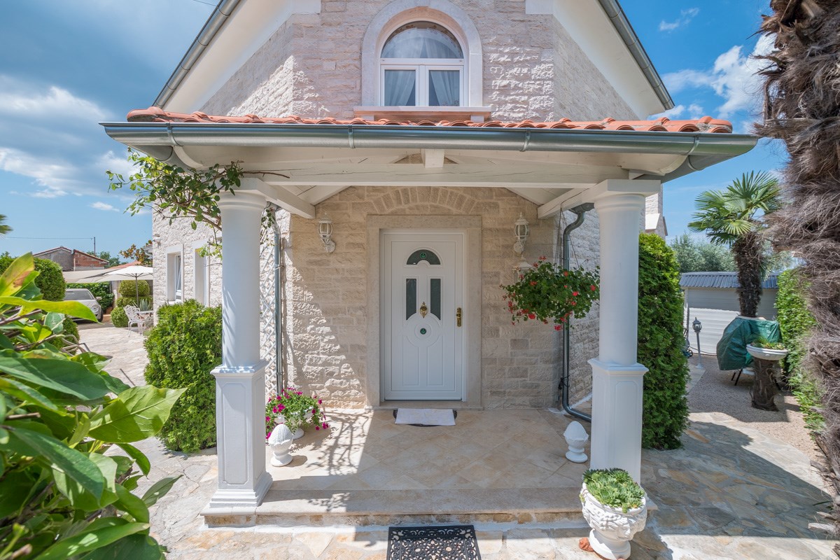 Parenzo, una villa mediterranea con vista panoramica sul mare