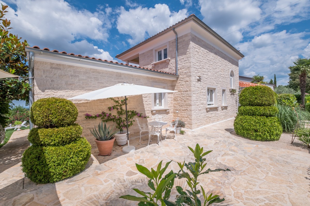 Parenzo, una villa mediterranea con vista panoramica sul mare